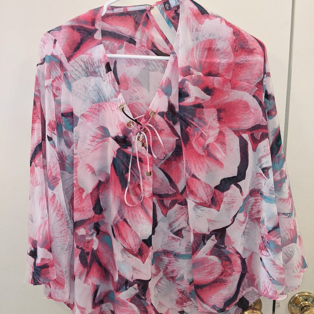 Jennifer Lopez sheer flowers 🌸🌹 blouse layers in the back